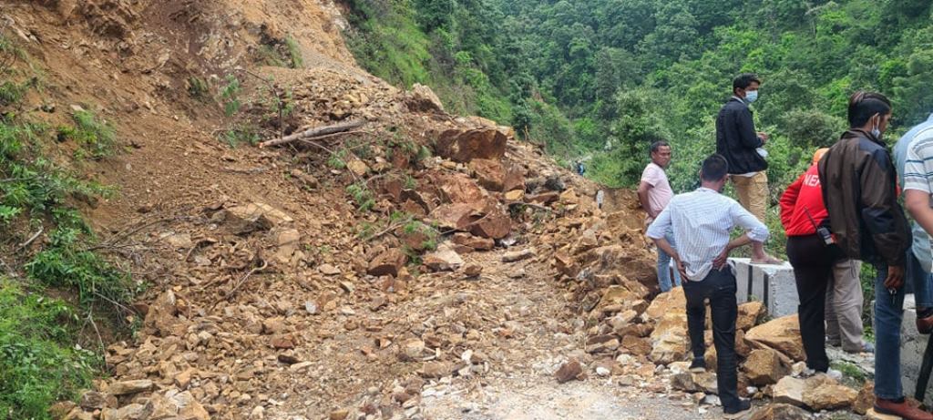 पहिरोका कारण महाकाली लोकमार्ग र जयपृथ्वी राजमार्ग अवरुद्ध 